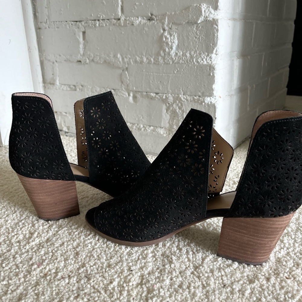 Crown & Ivy black booties size 10